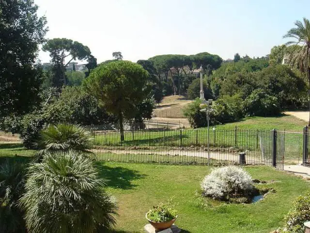 800px-Villa_Torlonia_-_casina_delle_Civette_-_giardino_01296