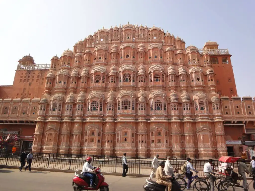 The gorgeous, pink sandstone Hawa Mahal.