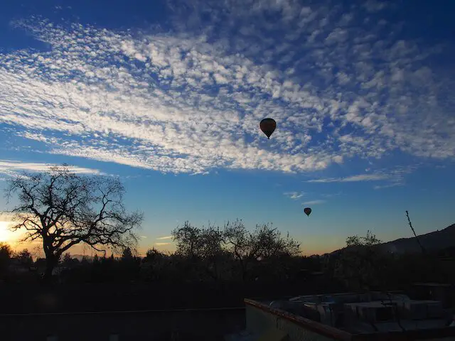 hot air balloons over yountville