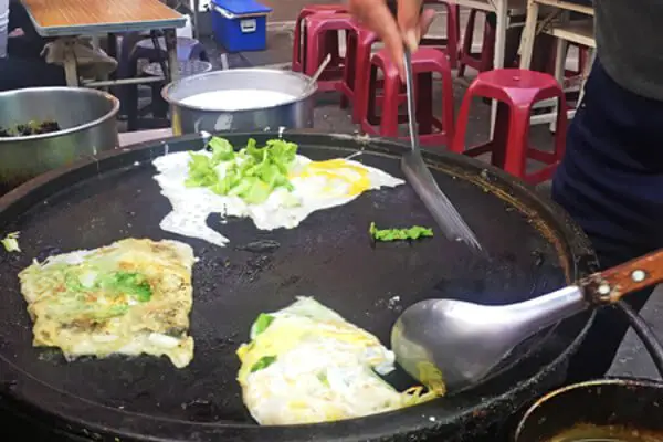 exploring-night-market-food-in-taiwan-oyster-omlet