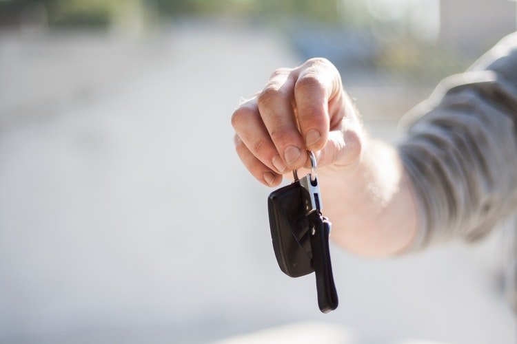 Person holding a car keys