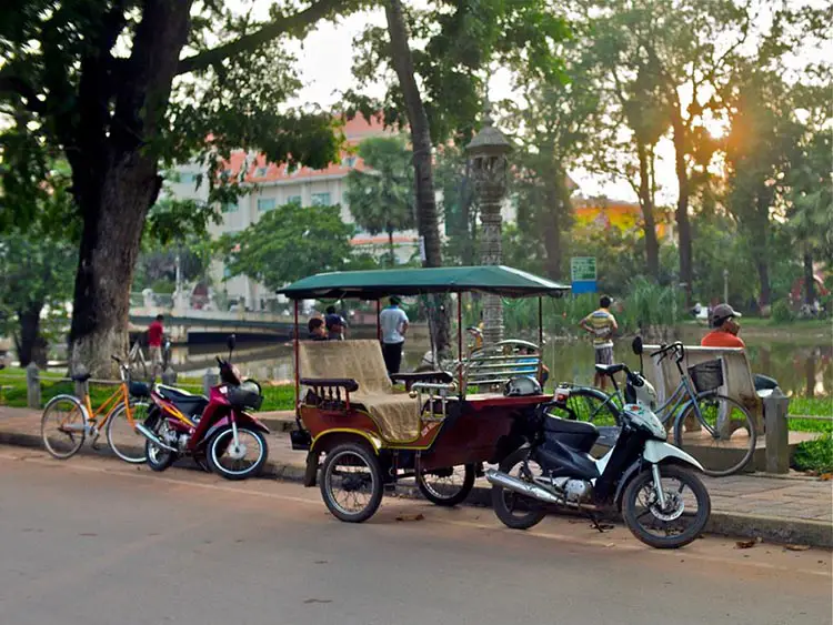 Tuk-tuk in Siem Reap river