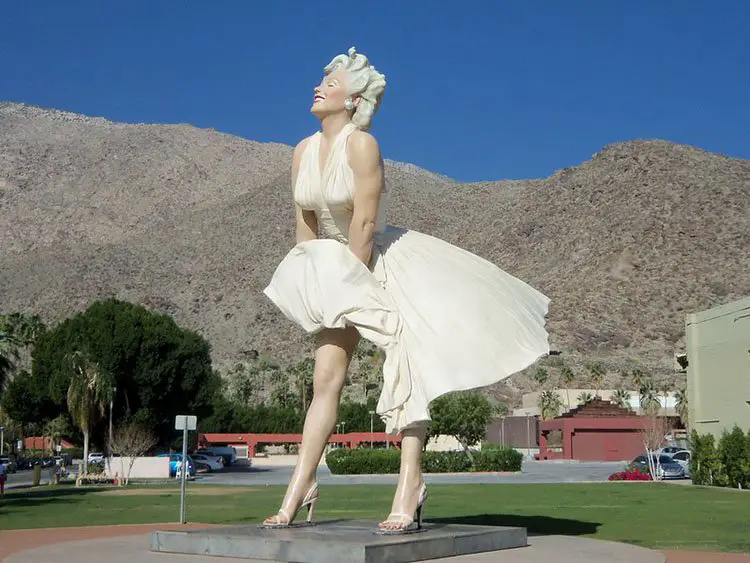 Marilyn Monroe Statue