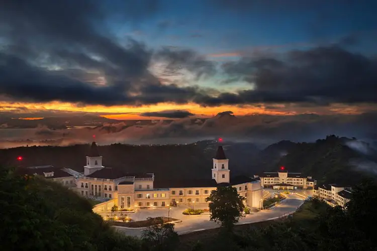 Twin Lakes Hotel Tagaytay